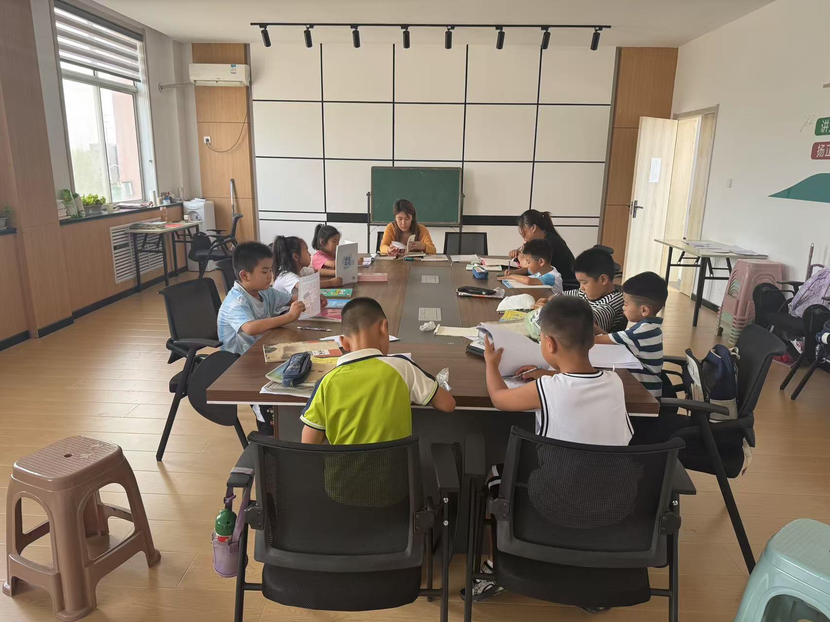 垦利区胜坨镇：“萤火虫学堂”丰富青少年暑期生活