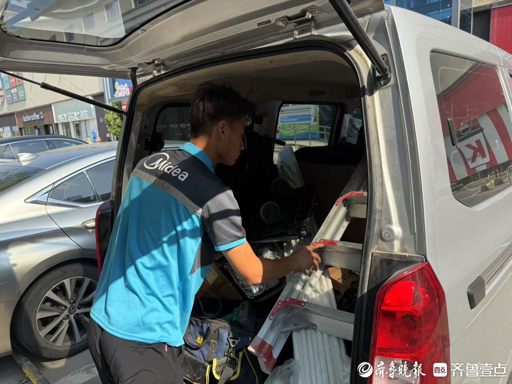 济南俩小伙去东北装空调：电钻转起来，哪里都是主场