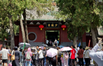 30年争议路：释永信和他的“商业”少林寺