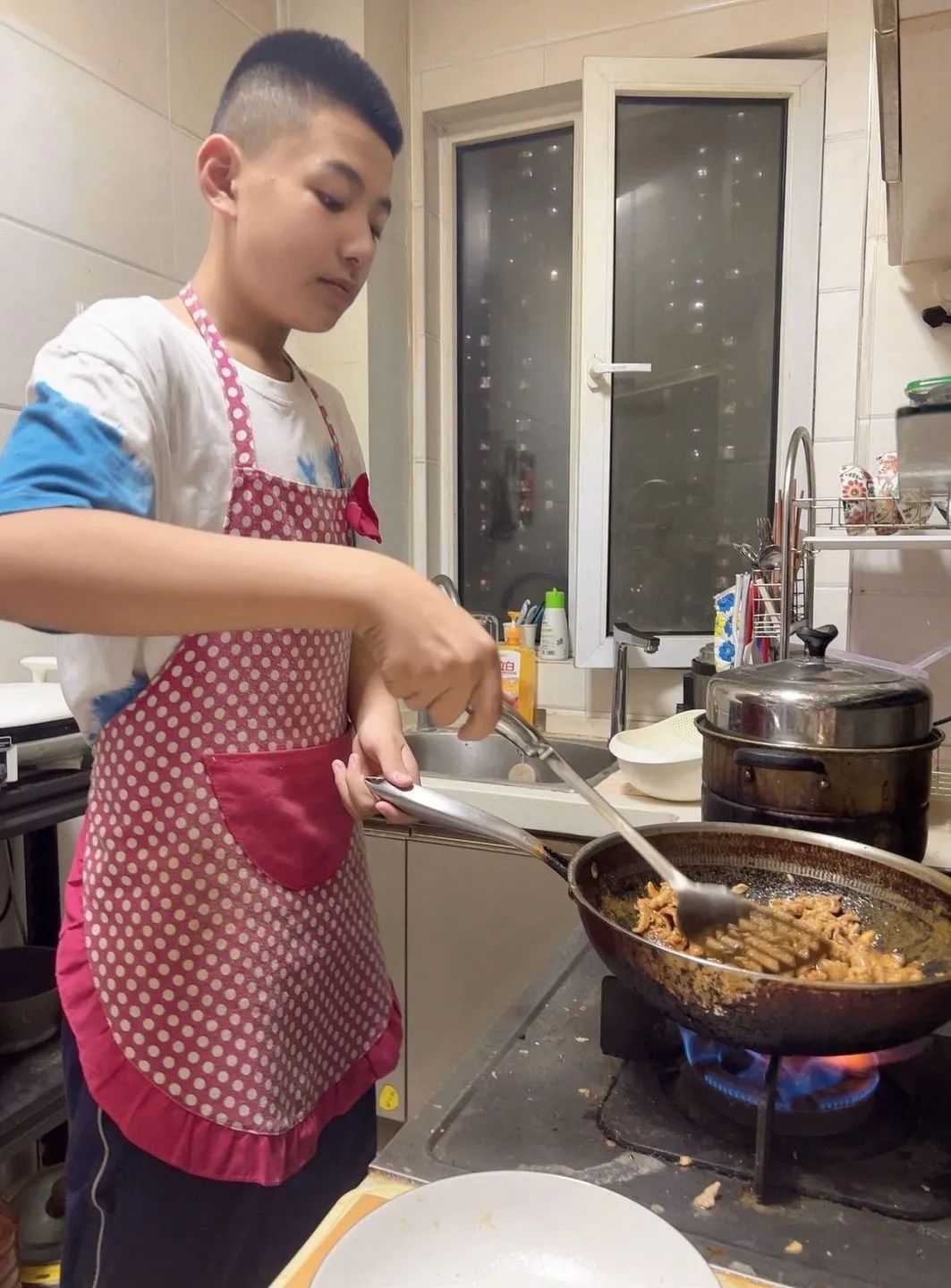从厨房烟火到书桌前的专注 济南高新一实验七年级学子暑假实践记