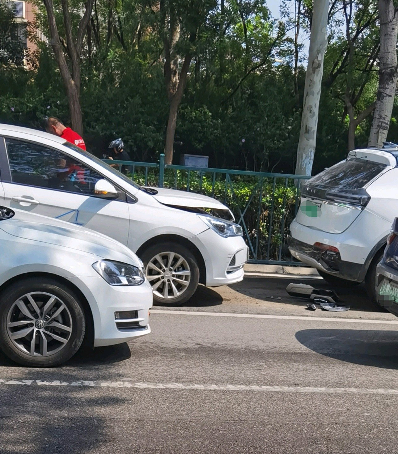 情报站|济南二环南路附近三辆汽车追尾，车辆均不同程度受损