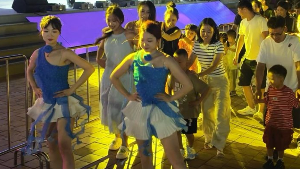 果然视频丨近百人跳兔子舞，啤酒节上蹦迪释放快乐
