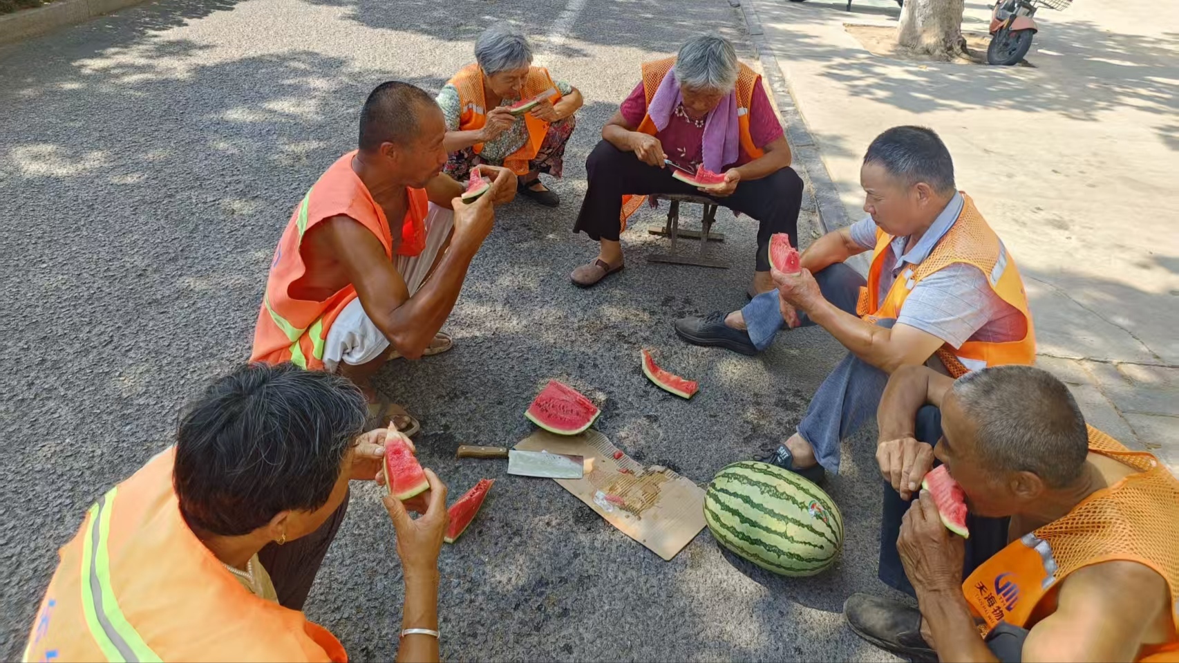 政企同心护橙衣，环卫驿站飘瓜香