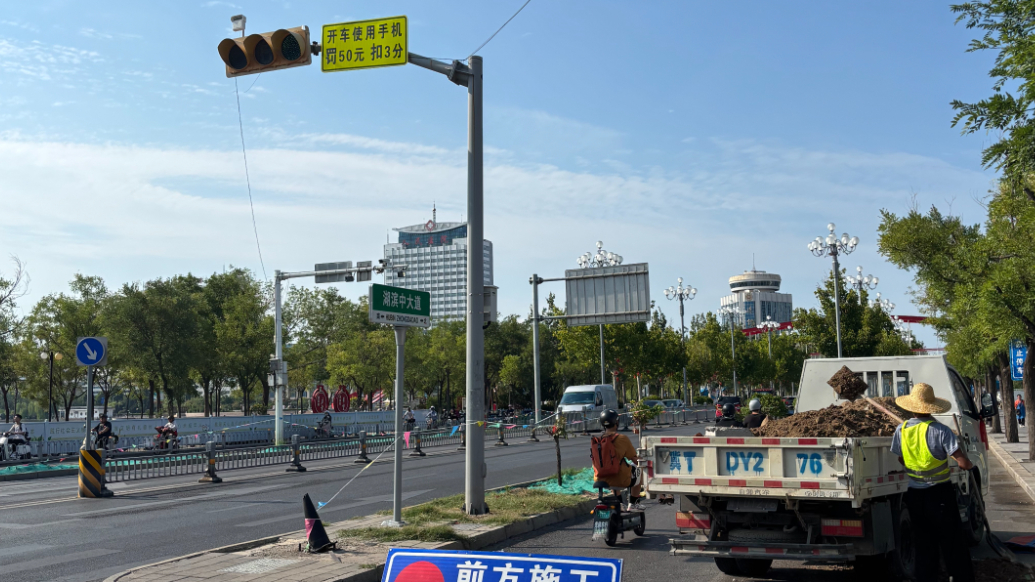 红绿灯外移、绿化带拆除，通行更顺畅！湖滨大道三大路口“升级”