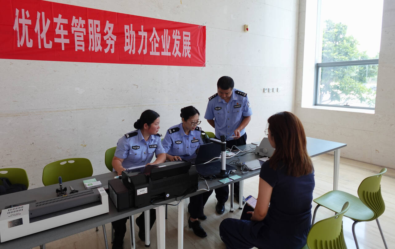 全省首家“移动车管所”亮相潍坊，企业员工办事“零跑腿”