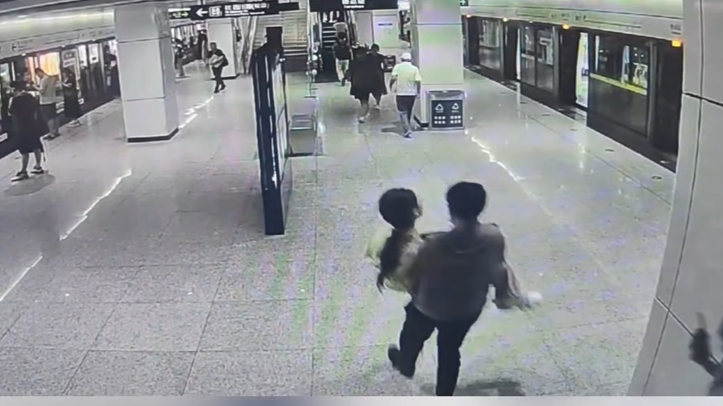 果然视频丨乘客青岛地铁站内突发不适，一群好心人伸援手