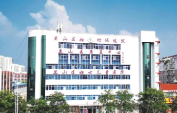 停车让位患者 缓解“停车难” 畅通就医路