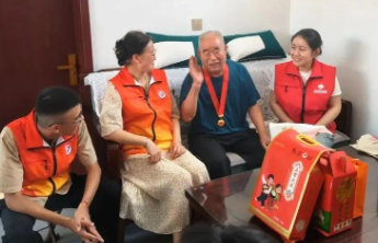 八一军旗红 致敬老兵情 潍坊福彩开展关爱退役军人志愿服务活动