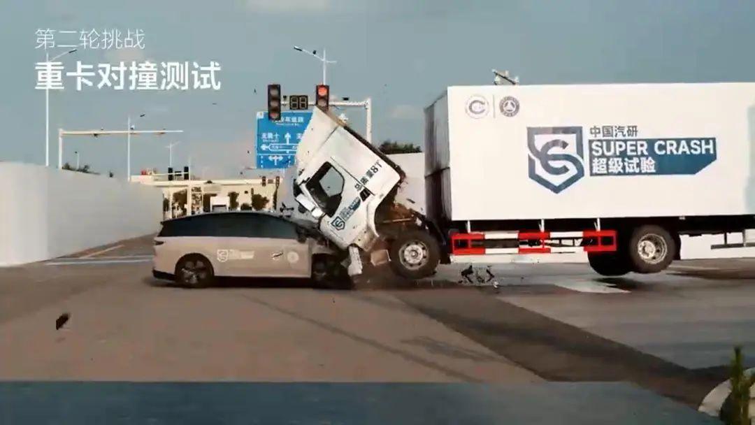 2吨SUV撞飞8吨重卡？乘龙卡车发海报疑似“内涵”理想：安全不是空口无凭的理想