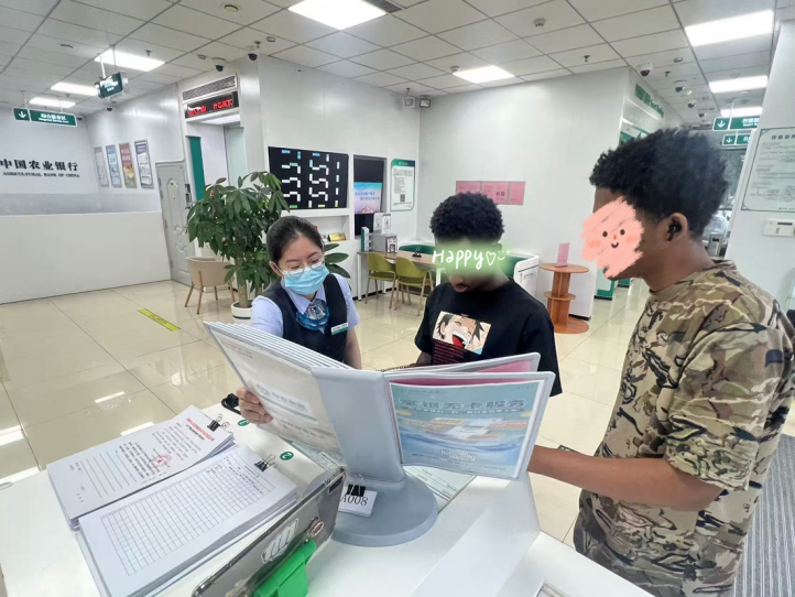 农行济南历下汉峪金谷支行：“双语”服务暖人心，金融窗口显温度      