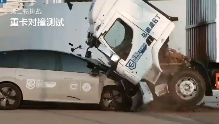 都市车界|碰撞测试花样频出：谁在定义车辆“安全”？