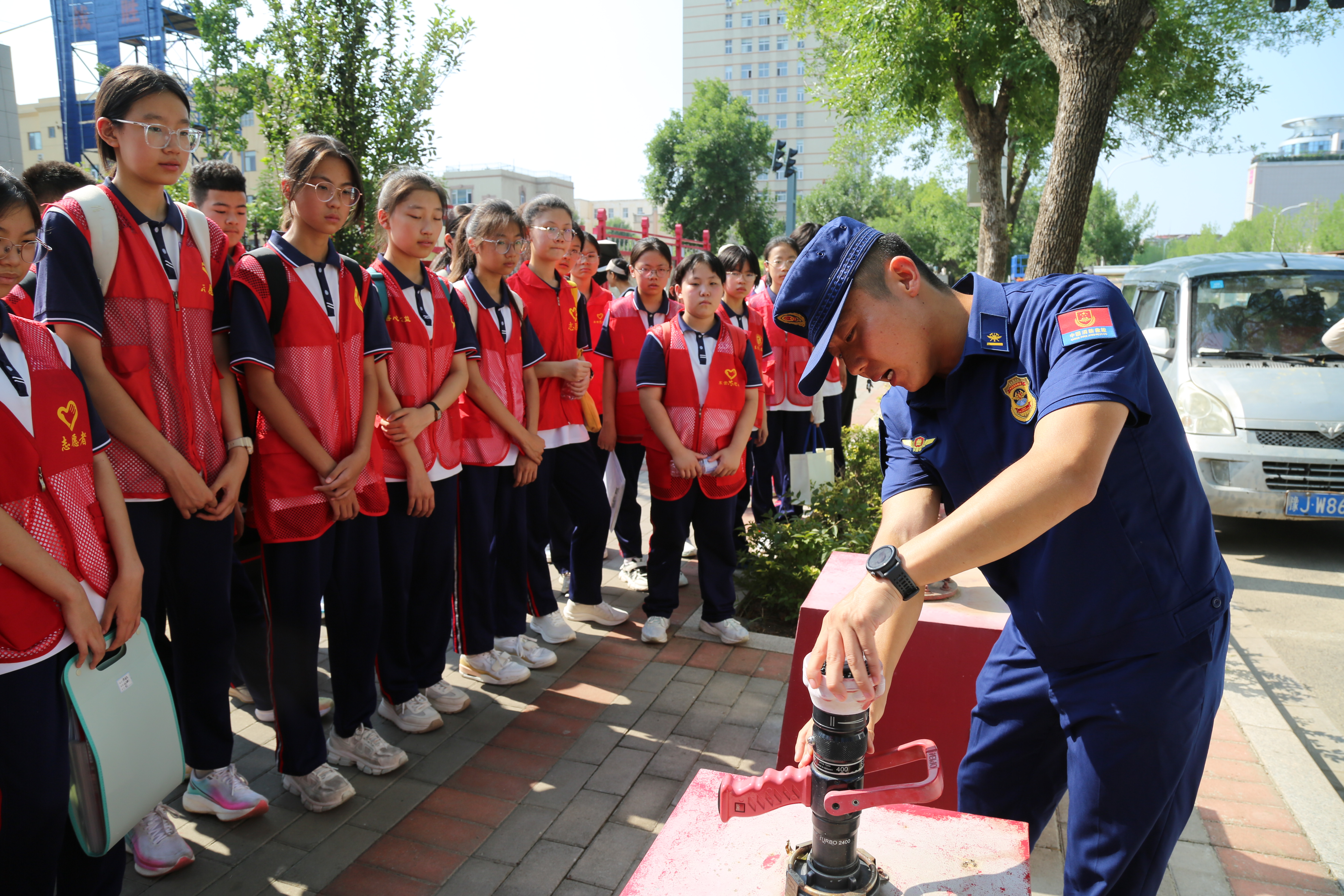 暑期消防站开放日：“零距离”学安全 消防种子播心间