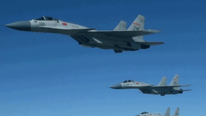 “隐身踹门” +“火力拳头”，这个组合将成世界顶流