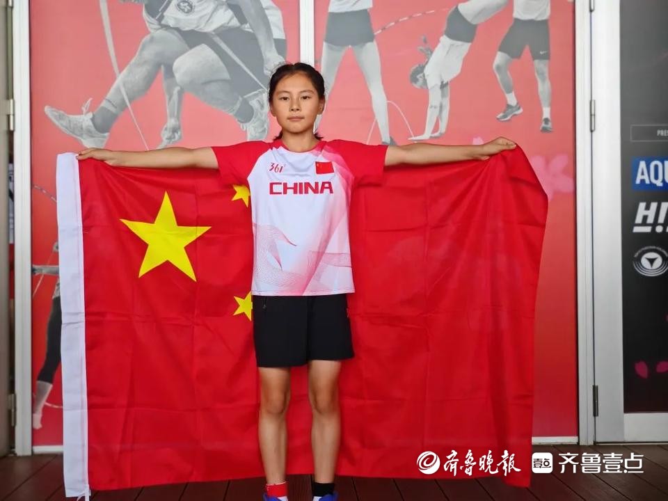 厉害！青岛东川路小学足球小将破纪录夺跳绳世界冠军