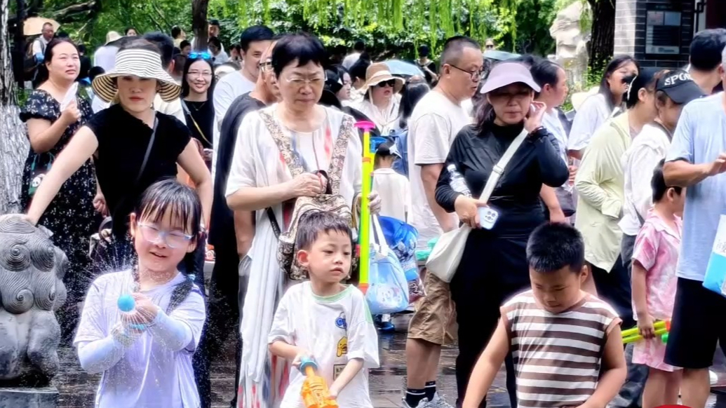 情报站|泉水之乐！济南趵突泉公园亲泉戏水乐翻天，秒变避暑天堂
