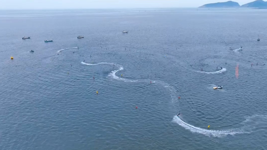 果然视频|现代版“龙巡四海”！冲浪板破浪前行“犁”出水中蛟龙