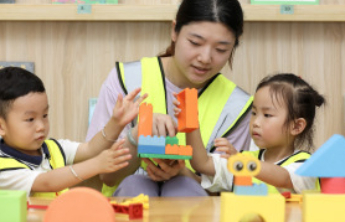 人民日报头版关注托育服务：如何更普惠？还有什么新举措？