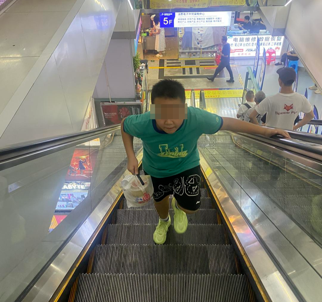 “跑楼小孩”代送外卖最后100米，看似多赢却藏“多输”风险