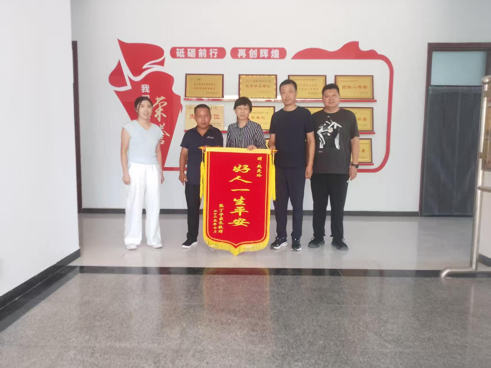 牡丹区一困境儿童受帮扶 家人感恩送锦旗