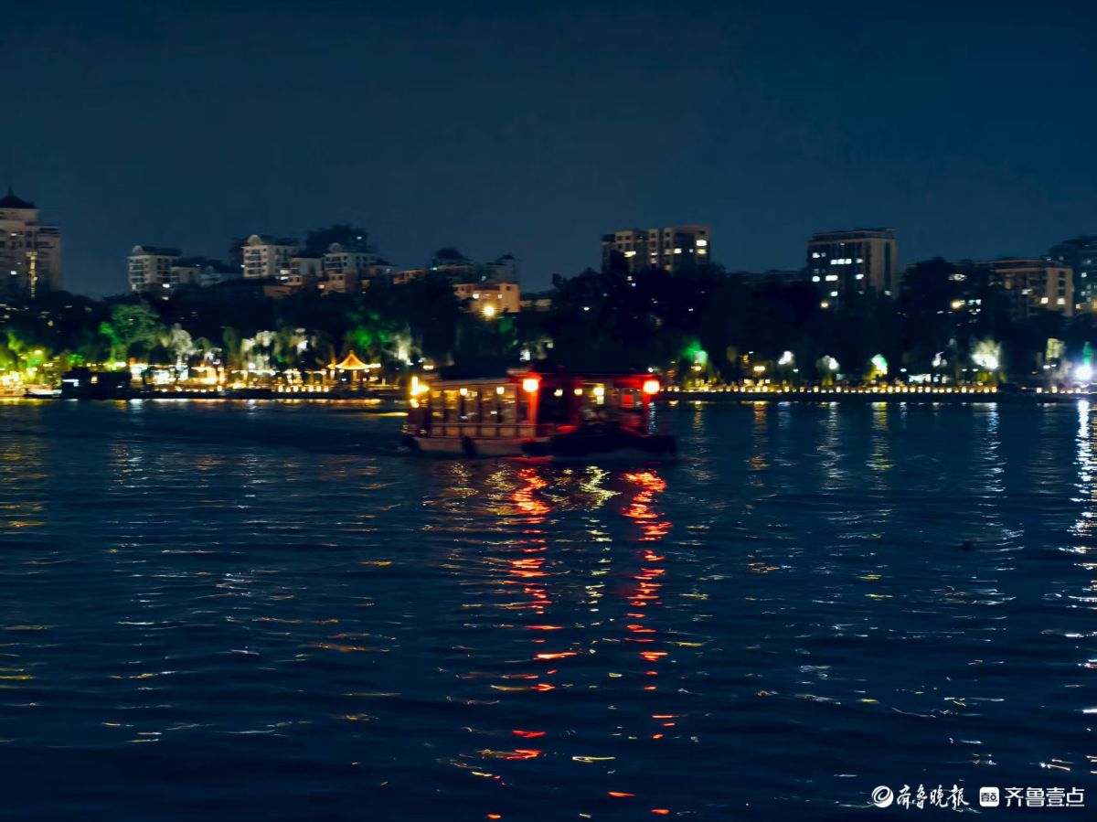 夜晚的大明湖，凉风习习令人陶醉