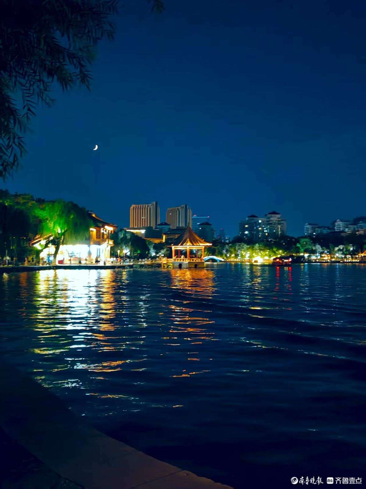 夜晚的大明湖，凉风习习令人陶醉