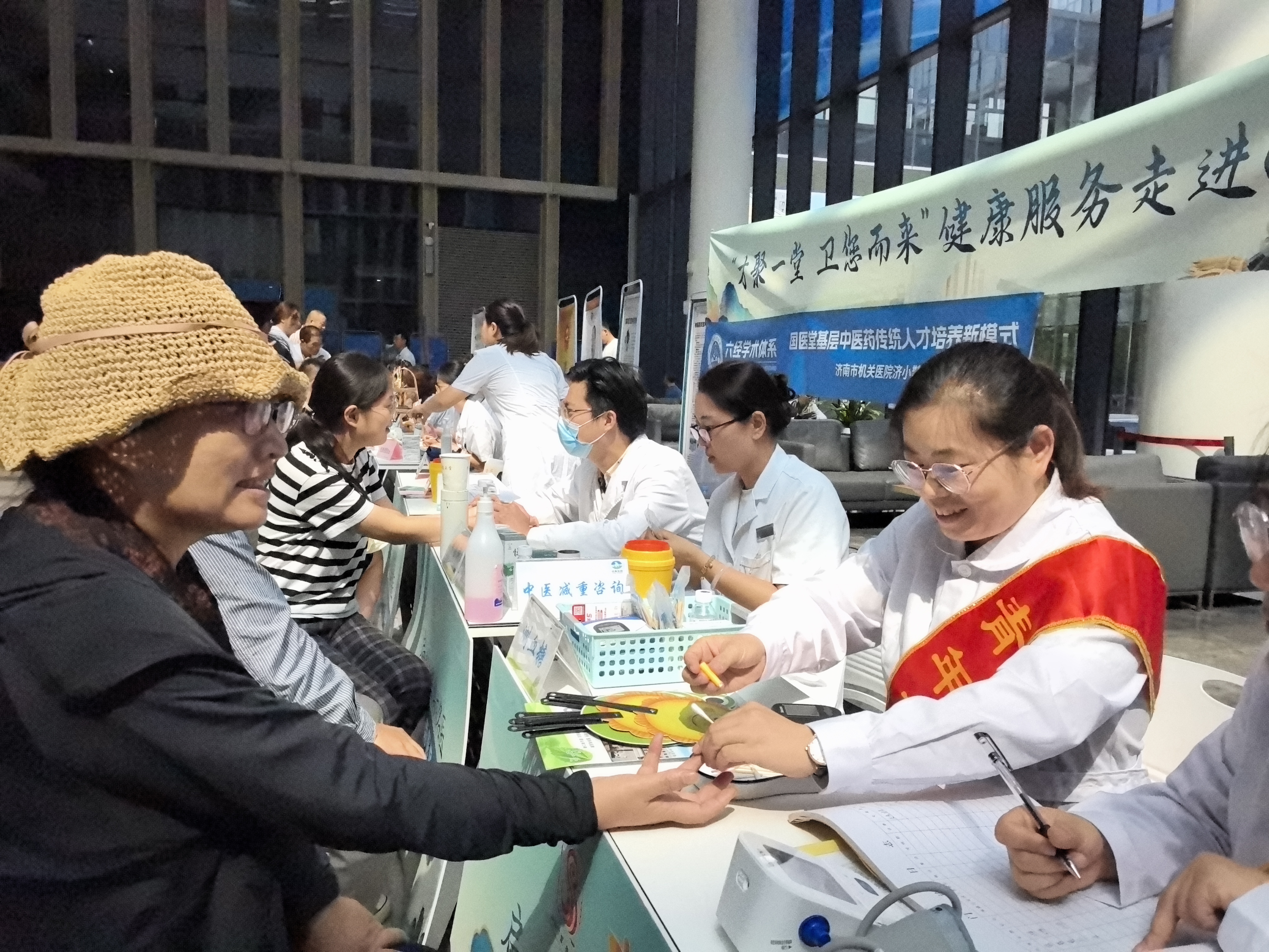济南医院参加健康服务走进CBD暨中医药文化市集活动