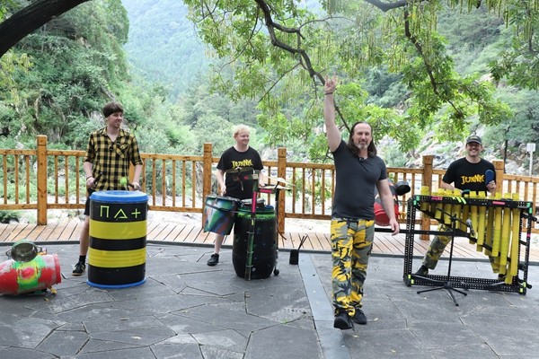 UK Band JUNNK performs creative flash mob at Taishan Mountain