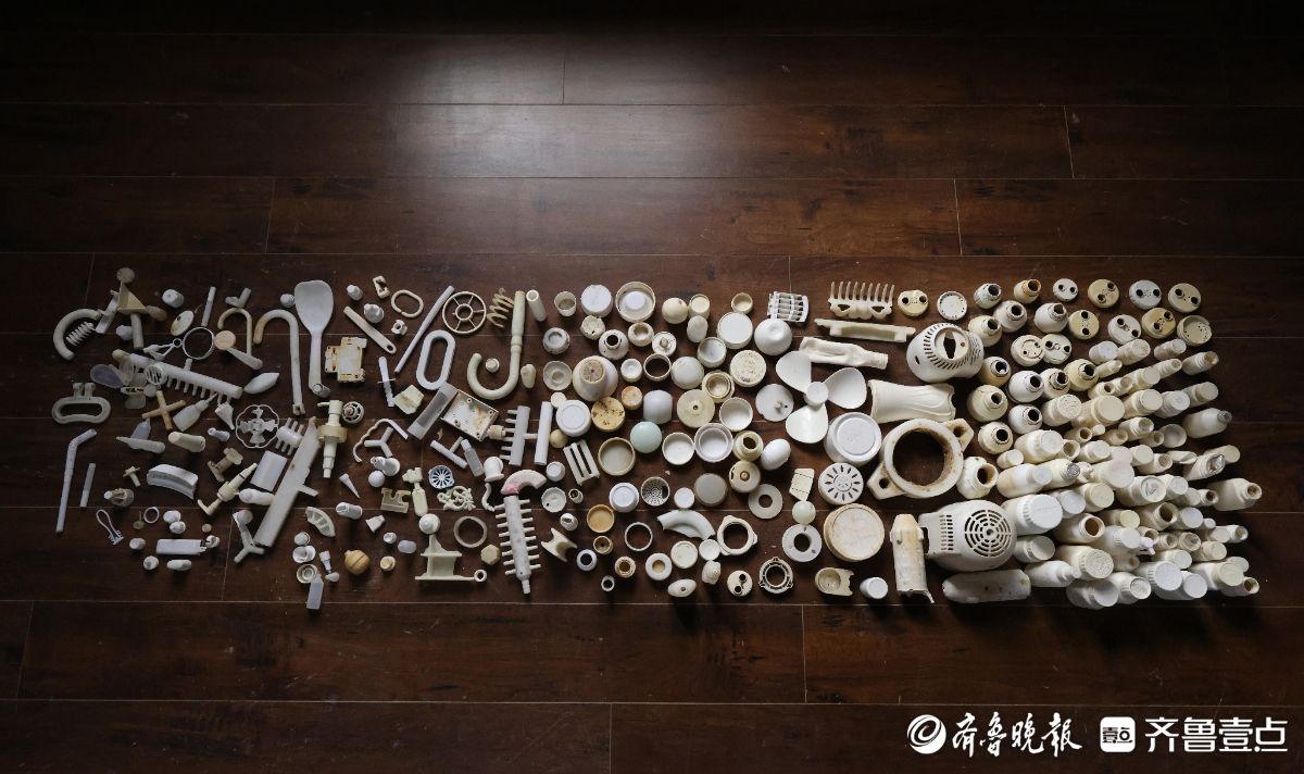 图集｜“大海拾荒艺术家”收集遗弃物办展览，呼吁海洋生态保护