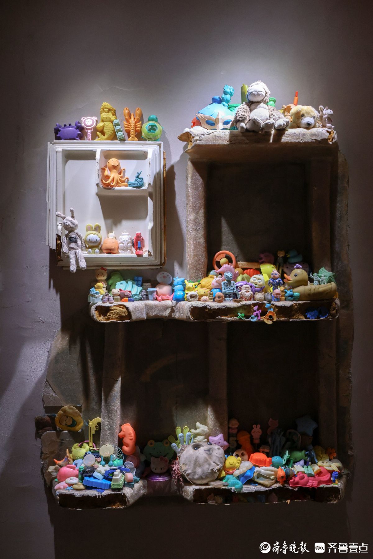 图集｜“大海拾荒艺术家”收集遗弃物办展览，呼吁海洋生态保护