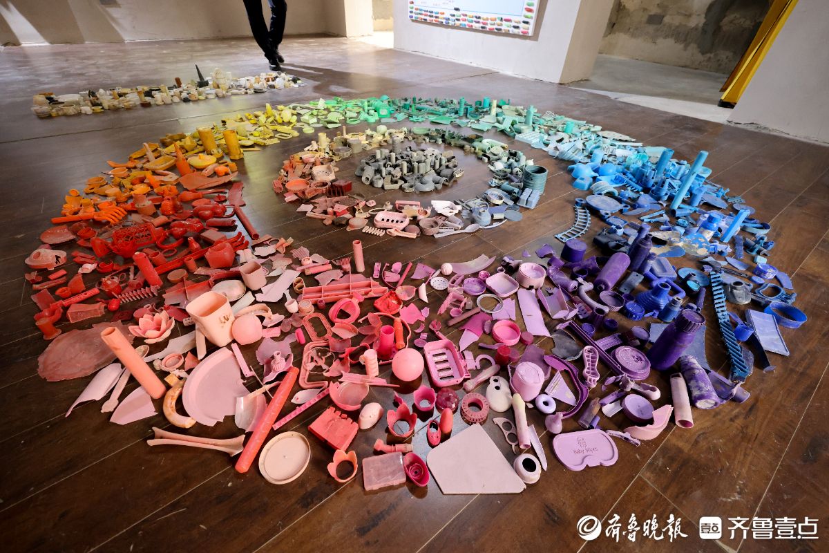 图集｜“大海拾荒艺术家”收集遗弃物办展览，呼吁海洋生态保护