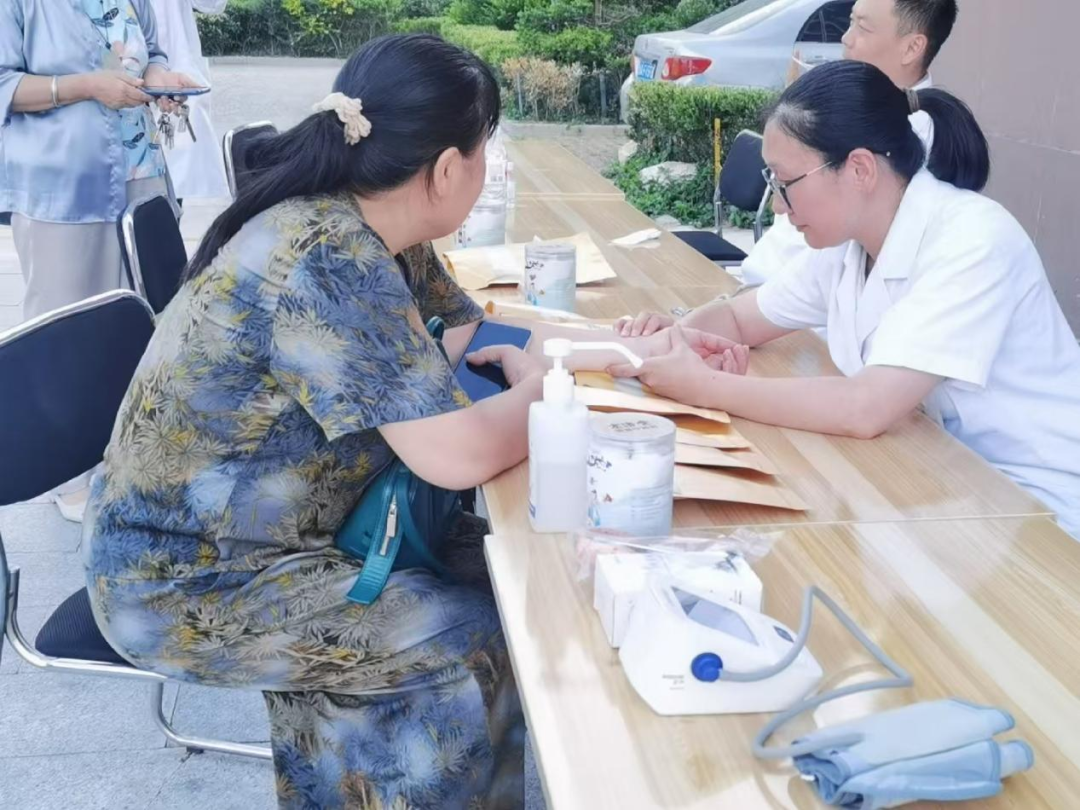 济南市民族医院第二党支部开展“军民鱼水情，健康送军属”活动