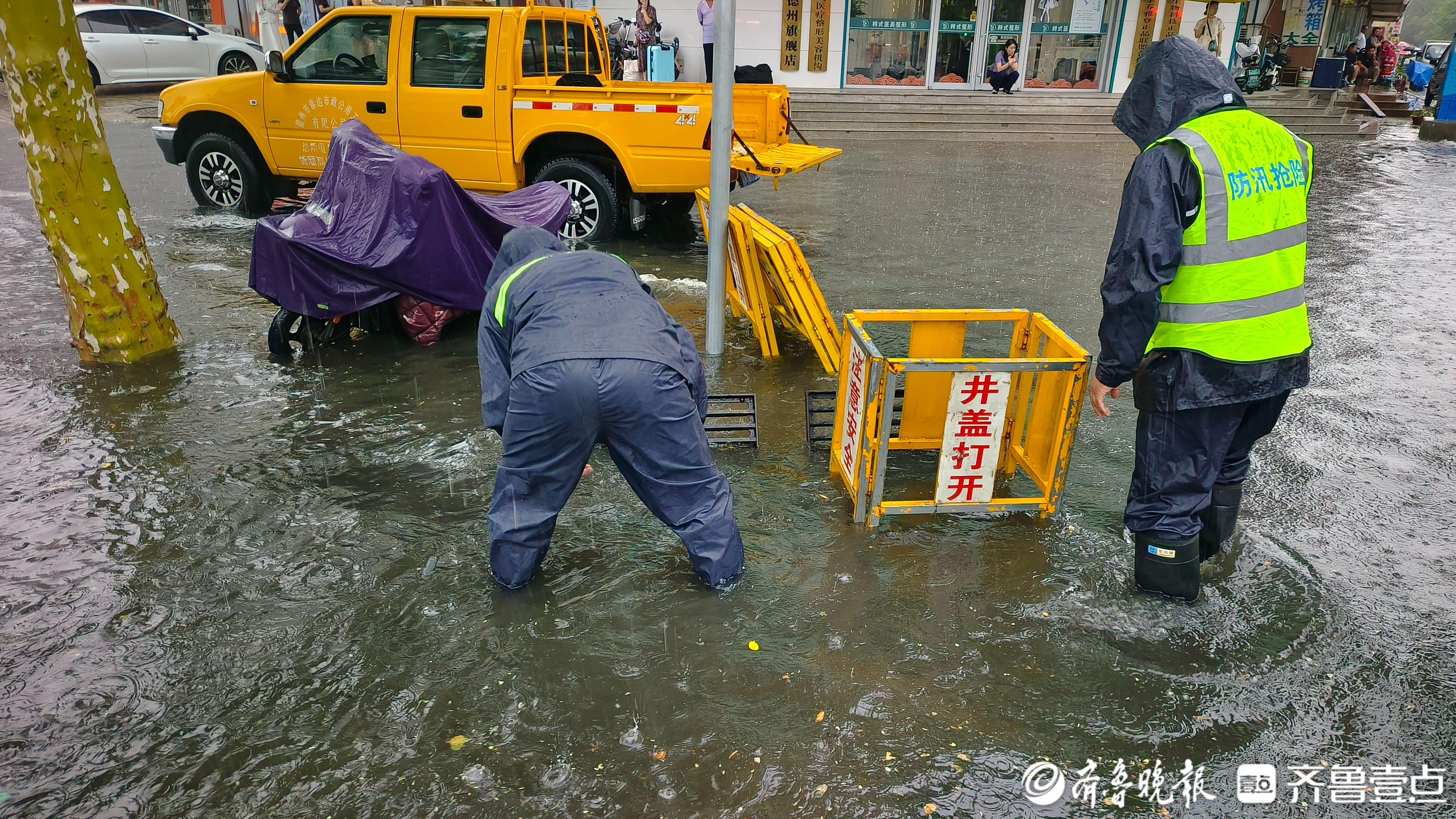 他们在风雨中筑牢城市“安全线”