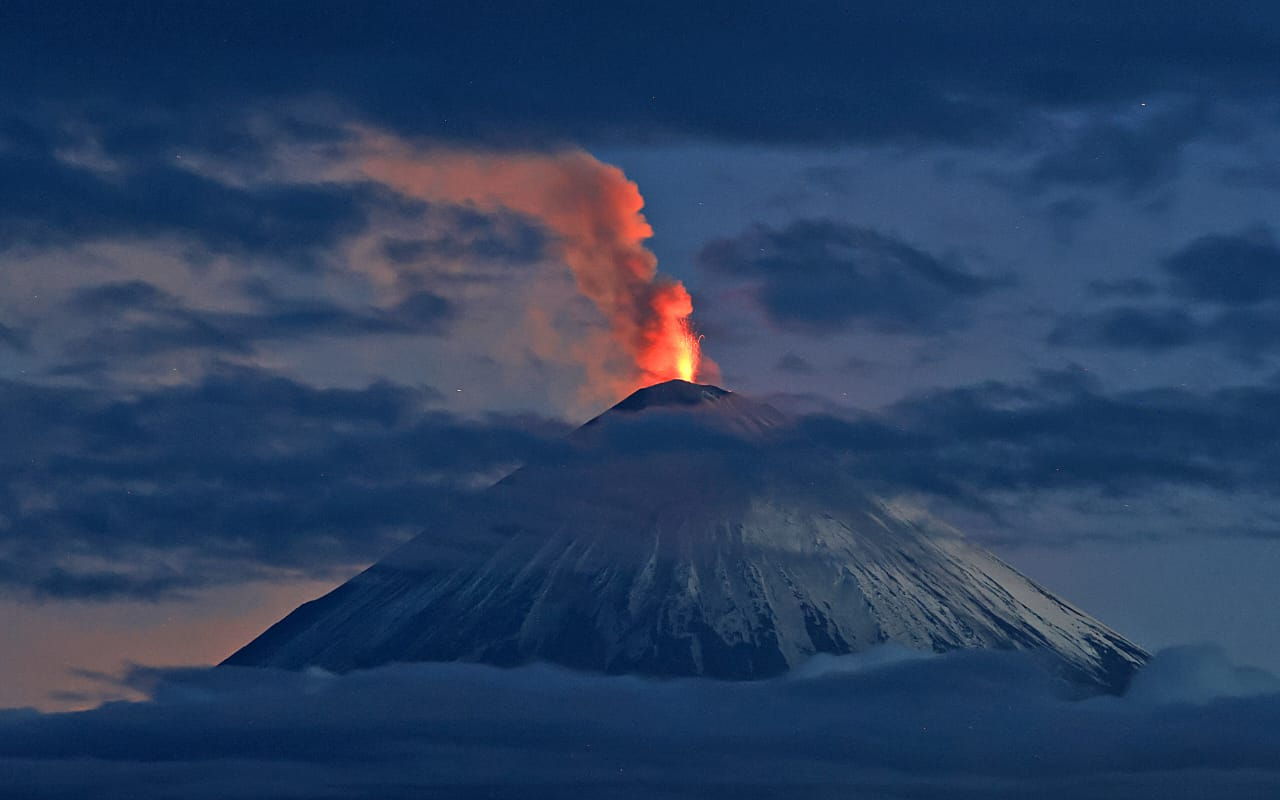 俄罗斯克柳切夫火山喷发，火山灰高度达8000米