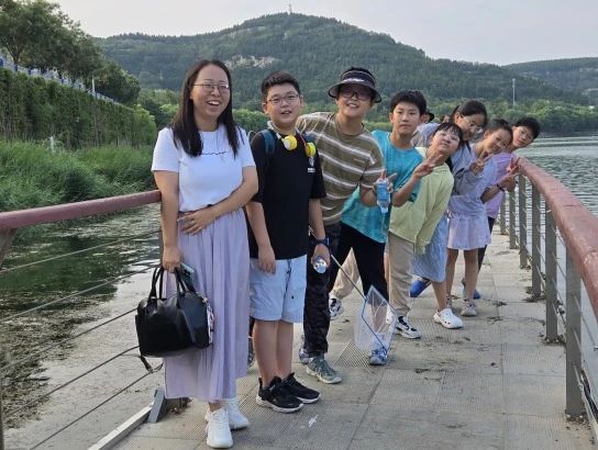 环湖徒步、浅滩戏水、捡拾垃圾……瀚阳学校学子开展徒步活动
