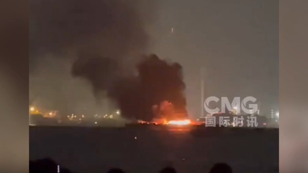 果然视频·看天下|日本横滨烟火大会船只爆炸起火