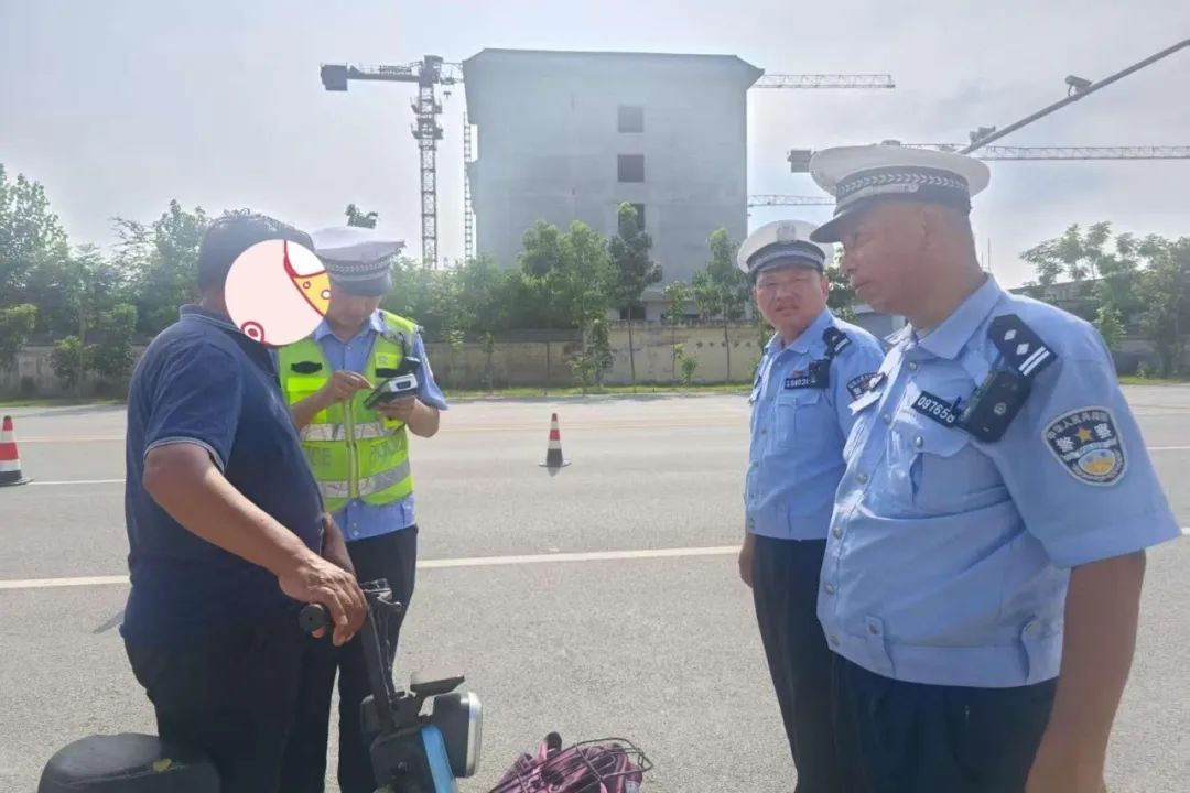 牡丹区交警出击！为你“戴”来出行安全感
