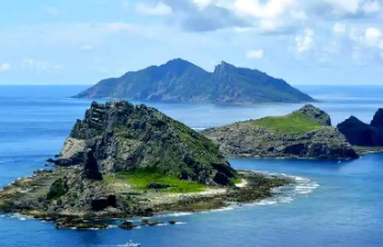 中国海警舰艇编队8月5日在我钓鱼岛领海巡航