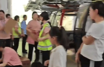 游客被困缆车，服务岂可“断电”