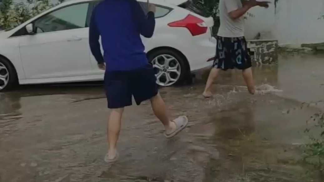 果然视频|胡同低洼出现积水，消防员徒手清淤排涝