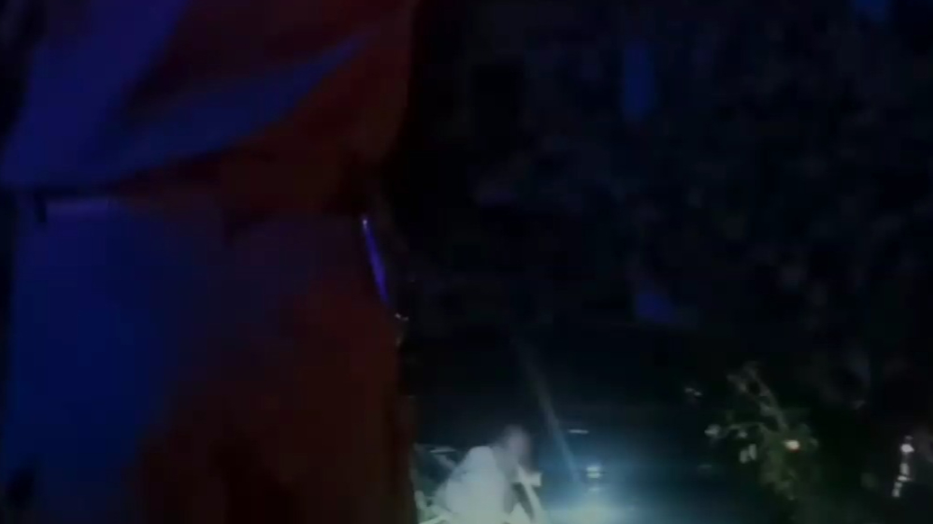 果然视频|凌晨，一商务车失控冲进路边沟，众人合力施救
