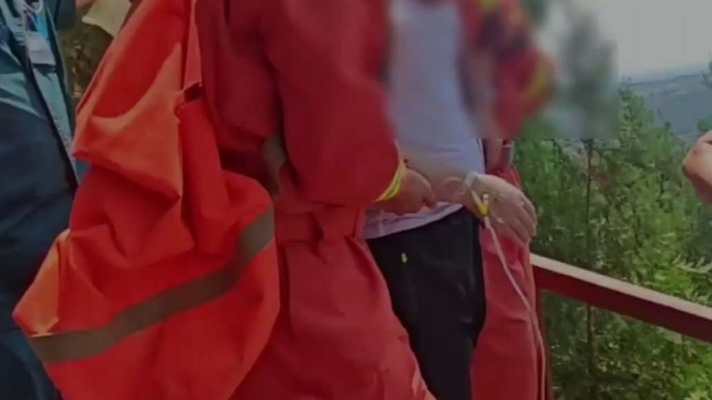 果然视频|男子爬山突发不适，消防员将其安全护送下山