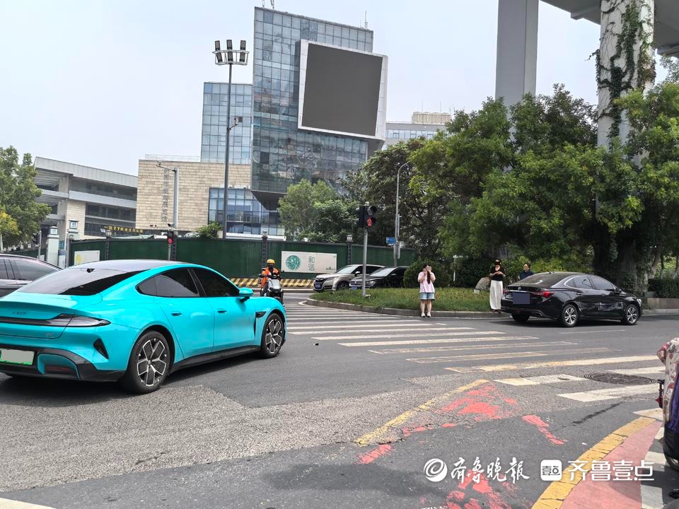 情报站|济南经十路与顺河高架桥下两车碰撞，路口行车减速慢行