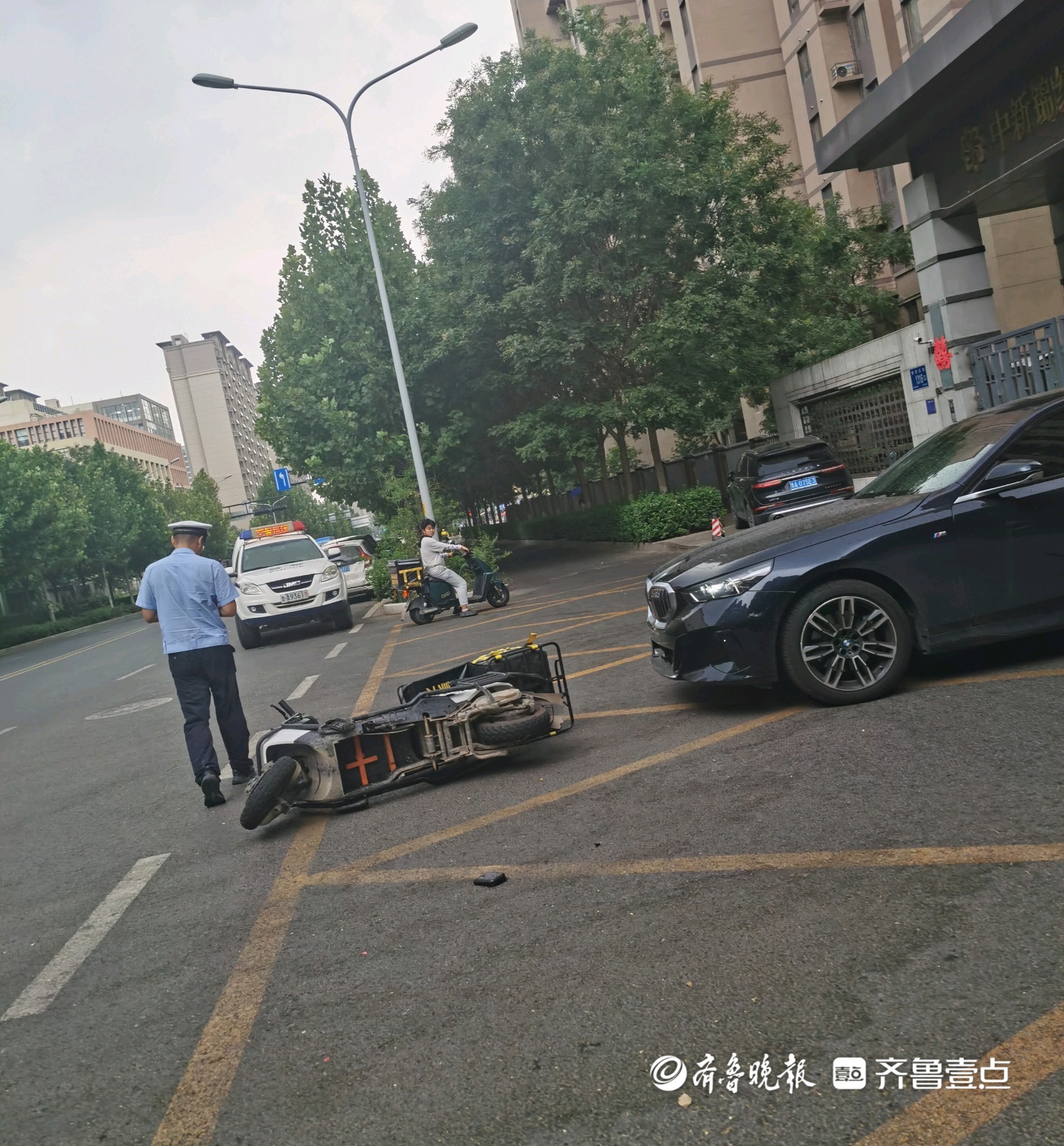 情报站|济南唐冶章灵丘街一轿车与外卖车相撞，交警已达现场处理