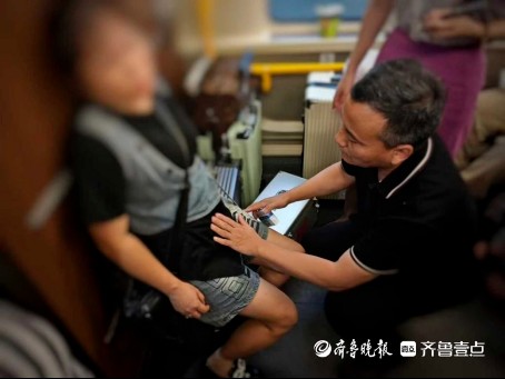 凡人歌丨乘客火车上突然剧烈腹痛，“市立侠”戴世友紧急施救