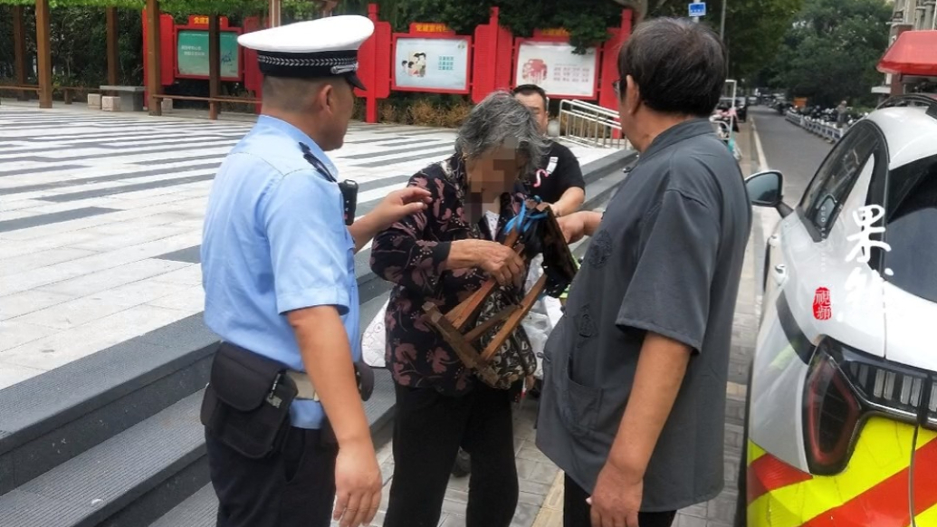 果然视频丨老人瘫坐路旁意识模糊，济南交警巡逻发现暖心救助