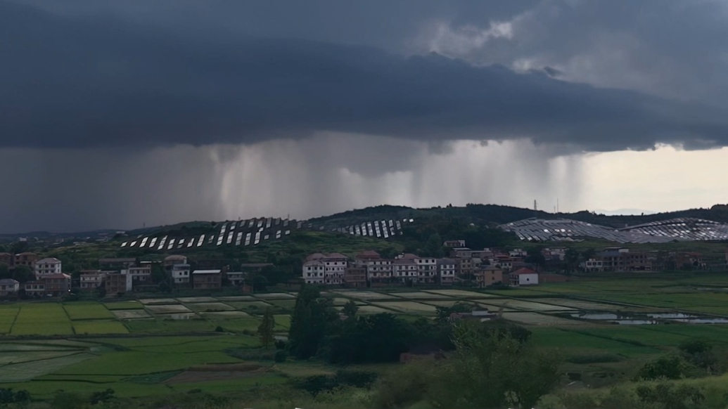满满压迫感！原来局部暴雨的全景长这样