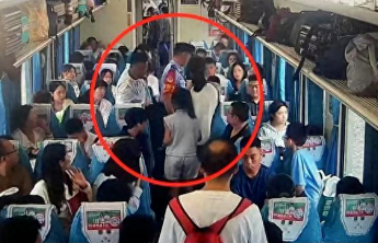 霸座者被乘警带离，车厢里的掌声也是一种有力震慑