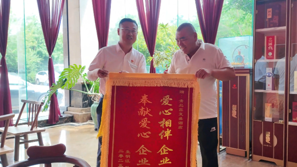 壹点帮办·追踪丨“救命瓜”背后的温情！瓜贩康复后送锦旗致谢