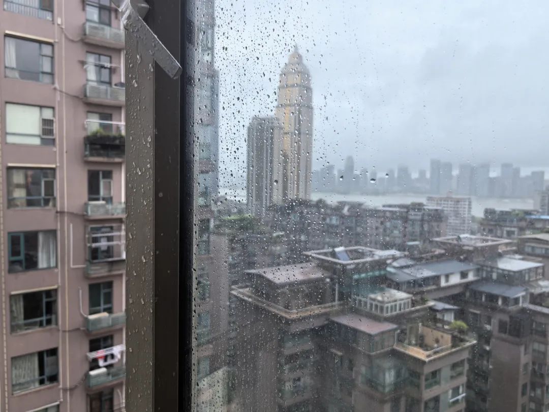 狂风暴雨一整晚！今早武汉升级发布暴雨红色预警，预计未来6小时仍有暴雨到大暴雨
