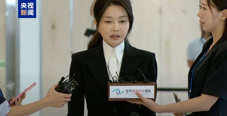 韩国前第一夫人金建希抵达法院，出席拘捕必要性审查